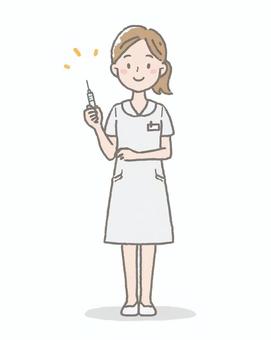 注射器を持つ看護師