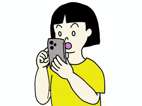 スマホを使う女の子 スマホ,使いすぎ,ゲーム,携帯,sns,子供,女の子,使用,時間,目のイラスト素材