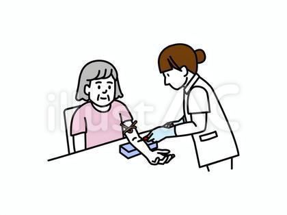 採血される高齢女性