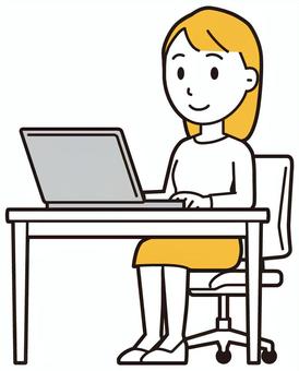  ロングヘア女性(黄)-060-全身 パソコン,笑顔,女性,女の子,人物,かわいい,微笑む,にっこり,ニコニコ,デスクのイラスト素材