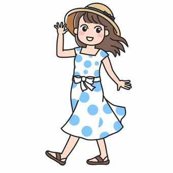 麦わら帽子を被って楽しく散歩する女の子1 麦わら帽子,帽子,女の子,散歩,歩く,ウォーキング,ワンピース,おでかけ,健康,健康づくりのイラスト素材