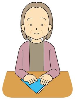 折り紙3 折り紙,折る,趣味,女性,高齢者,机,上半身,主線ありのイラスト素材