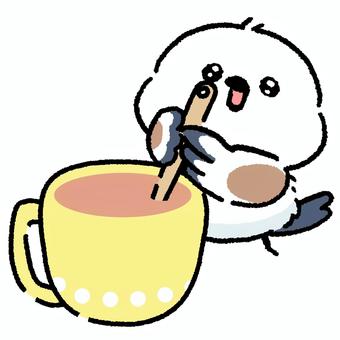 シマエナガ_ティーを混ぜる_01 シマエナガ,鳥,動物,手描き,ラフ,混ぜる,飲み物,ティータイム,紅茶,ポップのイラスト素材