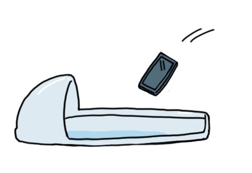 和式トイレに落ちていくスマホ・横から トイレ,スマホ,落下,ハプニング,水没のイラスト素材