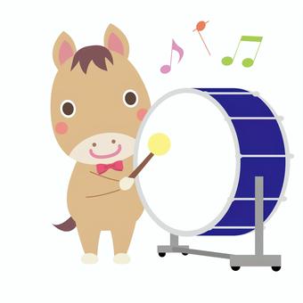バスドラムを叩く午年の馬 午,馬,バスドラム,大太鼓,午年,太鼓,打楽器,パーカッション,音符,音楽のイラスト素材