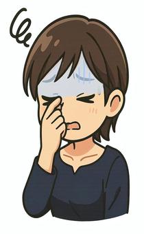 頭痛で目頭をおさえる女性