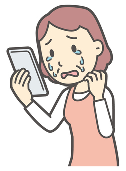  スマホを見て泣いているおばさん スマホ,女性,人,主婦,中年,シニア,エプロン,ママ,お母さん,おかんのイラスト素材