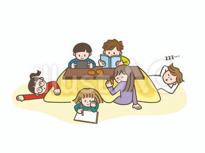 こたつでくつろぐ小学生