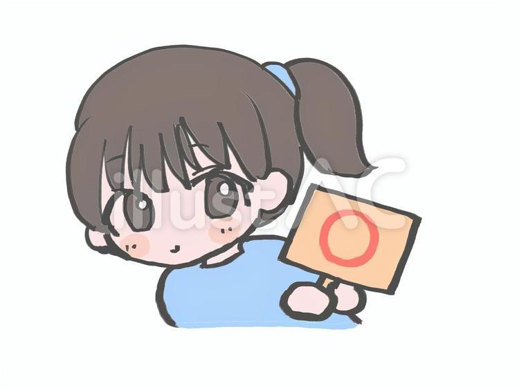 丸の看板をもつ女の子 女の子,正解,丸のイラスト素材
