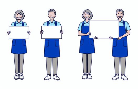 メッセージボードを持つシニアスタッフ男女