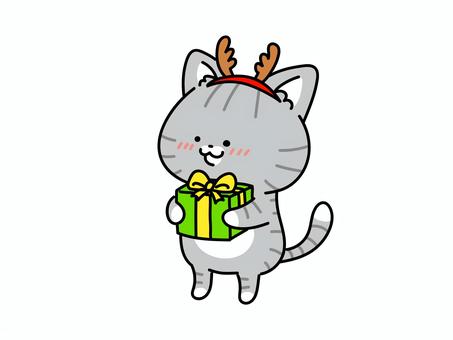 プレゼントを持つクリスマスコスの猫ちゃん ねこ,プレゼント,クリスマスプレゼント,クリスマス,クリスマスパーティ,クリスマスイブ,メリークリスマス,年末,歳末,祝祭のイラスト素材