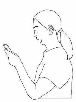 スマホを見て白目を剥く女性(真っ白)