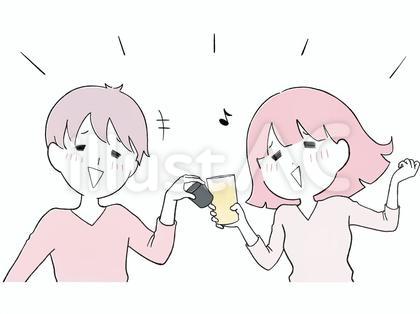 お疲れ〜!と乾杯する男女(ピンク)