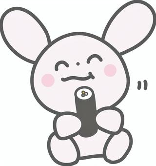 恵方巻きを座ってもぐもぐ食べるうさぎの絵 節分,恵方巻き,座る,もぐもぐ,うさぎ,食べる,かわいい,ピンク,キャラクター,おたよりのイラスト素材