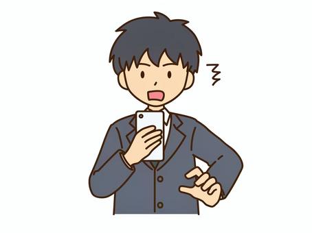 スマホを見て驚くスーツ男性