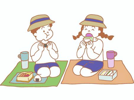 遠足でお昼ご飯 遠足,小学校,保育園,幼稚園,ピクニック,ランチ,お昼,ご飯,弁当,おにぎりのイラスト素材