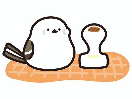 焼き餅と頬を膨らますシマエナガ シマエナガ,鳥,動物,餅,焼き餅,食べ物,食事,グルメ,お正月,冬のイラスト素材