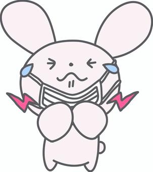 喉が痛くてつらいうさぎのイラスト 喉,痛い,つらい,マスク,風邪,体調不良,うさぎ,エチケット,体調管理,おたよりのイラスト素材