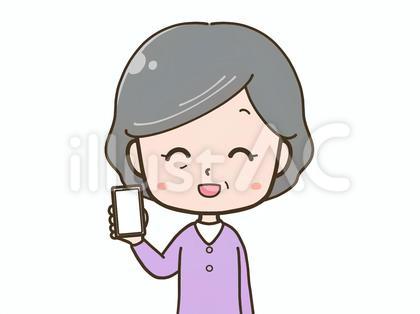 笑顔でスマホの画面を見せるシニア女性2