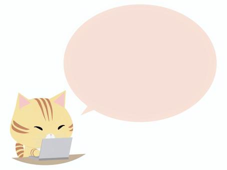 PCを操作するちゃとら猫（丸い吹き出し） ノートパソコン,猫,ちゃとら,動物,かわいい,pc,吹き出しのイラスト素材