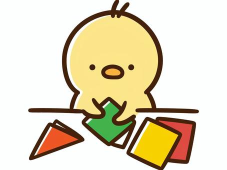 折り紙を折るかわいいひよこ ひよこ,折り紙,折る,作業,図工,カラフル,かわいい,ゆるい,手描き,手書きのイラスト素材