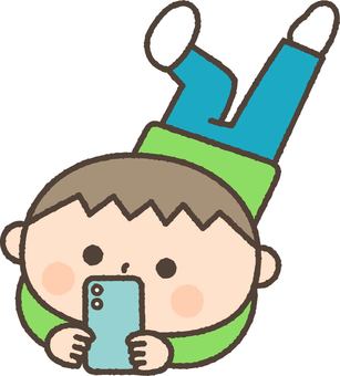 ゴロゴロしながらスマホを見る男の子 人物,子供,スマホ,タブレット,インターネット,オンライン,ゴロゴロ,ネットゲーム,生活,依存のイラスト素材