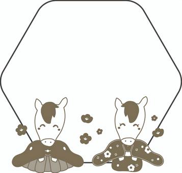 袴を着てにこにこしている午のフレーム おたより,フレーム,メッセージ,1月,線画,白黒,午,干支,馬,かわいいのイラスト素材