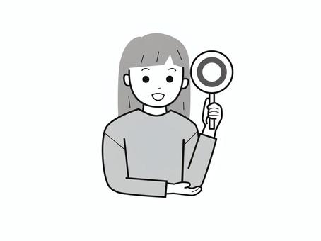 マルの札を持った女子2／白黒 上半身,長袖,丸,札,笑顔,子供,女の子,女児,小学生,幼児のイラスト素材