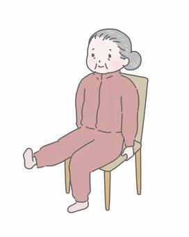 椅子に座って足上げ運動をするおばあさん 高齢者,シニア,体操,健康,運動,予防,介護,リハビリ,デイサービス,フィットネスのイラスト素材