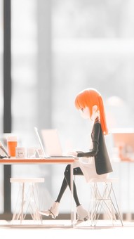 カフェでパソコン作業をする女性
