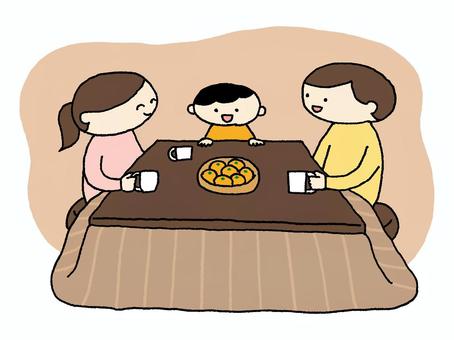 こたつでみかんを食べる３人家族 こたつ,みかん,家族,親子,子供,父,母,冬,団欒,家のイラスト素材