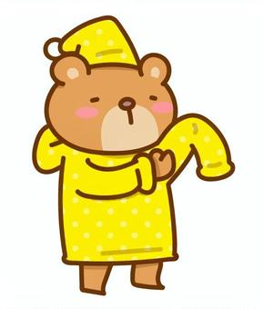 冬服に袖を通すくまさん