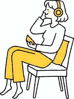 ヘッドホンで音楽を聴く女性 ヘッドホンで音楽を聴く女性 ヘッドホン,音楽,聴く,女性,椅子,クッション,リスニング,ワイヤレスヘッドホン,ライフスタイル,好きのイラスト素材