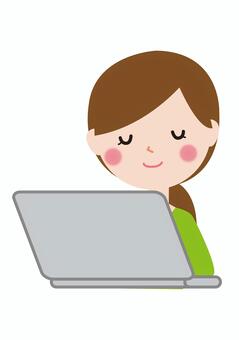 女性パソコンを使いこなす 女性,表情,主婦,人物,決済,支払い,操作,集中,使いこなす,ネット取引のイラスト素材