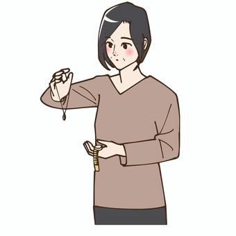 アクセサリーに迷う中年女性 アクセサリー,コーディネート,金,金属,女性,中年,悩む,迷う,売る,問題のイラスト素材