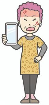  スマホを見せながら怒っているおばちゃん スマホ,怒る,おばちゃん,大阪,ヒョウ柄,おばはん,中年,女性,関西,派手のイラスト素材