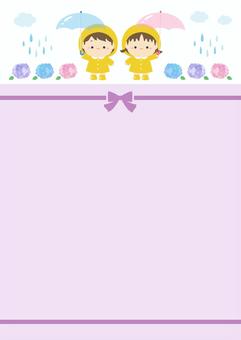 梅雨のあじさいと傘をさす子どもたち03 梅雨,背景,あじさい,雨,傘,フレーム,アジサイ,紫陽花,リボン,花のイラスト素材