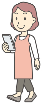  スマホを持って歩いている中年の女性 歩く,おばさん,人,女性,中年,おばちゃん,シニア,ママ,主婦,ヘルパーのイラスト素材