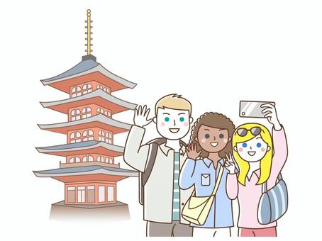 五重塔の前で記念撮影する外国人観光客 外国人観光客,観光客,訪日外国人,インバウンド,五重塔,白人,黒人,西洋人,欧米人,スマホのイラスト素材