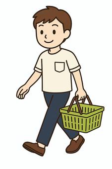 カゴを持つ男性