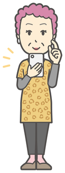  大阪のおばちゃん-058-全身 スマホ,おばちゃん,大阪,ヒョウ柄,おばはん,中年,女性,関西,派手,おばさんのイラスト素材