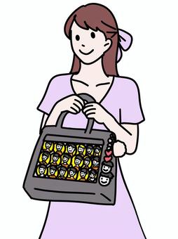 痛バッグを持つアイドルオタク 女性,痛バッグ,缶バッジ,ストラップ,キーホルダー,見せる,ショルダーバッグ,夏,ロングヘア,お嬢様のイラスト素材