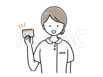 診察券を見せる若い女性看護師(半袖)
