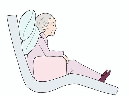 ベッド上の円背の高齢女性 横向き,ポジション,姿勢,体勢,体位,医療,病院,看護,患者,介護のイラスト素材