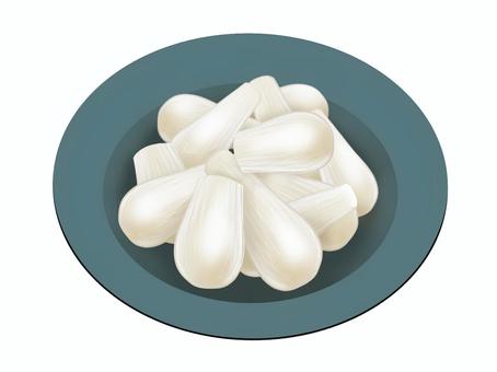 らっきょう漬けの小皿 らっきょう,らっきょう漬け,漬物,甘酢漬け,お皿,小皿,リアル,食べ物,薬味,つけあわせのイラスト素材