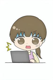 パソコンを使っている女性のイラスト 女性,主婦,学生,ネットサーフィン,テレワーク,インターネット,リモートワーク,びっくり,ショックのイラスト素材