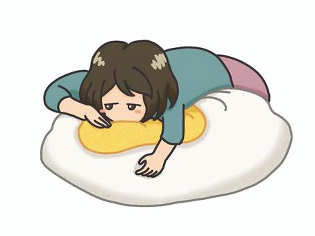 目玉焼き風クッションに寝転ぶ女性 クッション,女性,ママ,うつぶせ,目玉焼き,ごろごろ,疲れ,疲労,だらだら,リラックスのイラスト素材