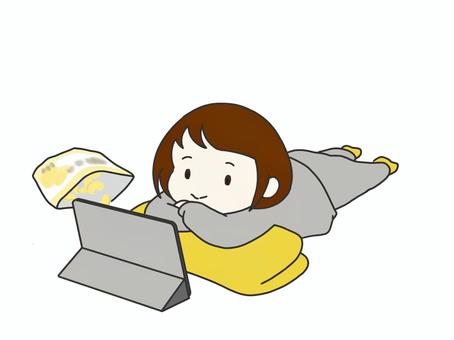 うつ伏せでタブレットを見ている人 うつ伏せでタブレットを見ている人 うつ伏せ,座布団,2つ折り,グータラ,のんびり,ジャージ,室内着,部屋着,おかし,スナックのイラスト素材