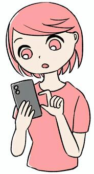 桃色の女の子がスマホを見ている ピンク,かわいい,手描き,女の子,女性キャラ,ピンク髪,若い女性,キャラクターイラスト,デフォルメ,手描き風のイラスト素材