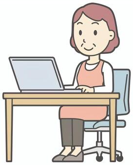  ノートパソコンを笑顔で操作するおばさん パソコン,女性,人,主婦,中年,シニア,エプロン,ママ,お母さん,おかんのイラスト素材